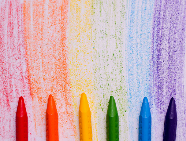 Le concept de tirer des leçons. Des crayons de couleurs arc-en-ciel. Espace de copie
 - Photo, image