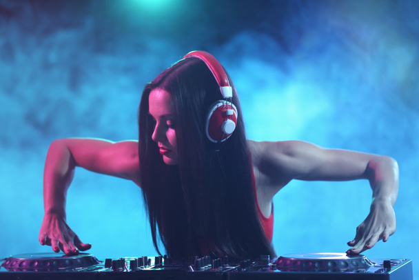 Bastante joven DJ tocando música en discoteca
 - Foto, imagen