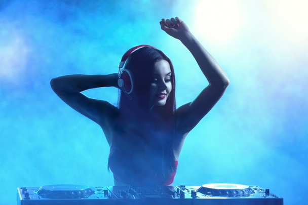 Dość młody DJ gra muzykę w nocnym klubie - Zdjęcie, obraz