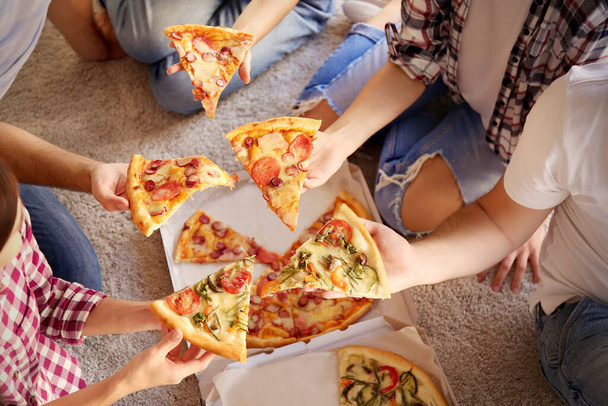 Przyjaciele dobrze się bawią i jedzą pizzę, widok z bliska - Zdjęcie, obraz