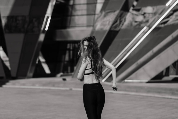 Un primer plano de la atractiva joven corriendo, haciendo ejercicio al aire libre - Foto, Imagen