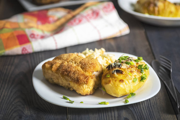 cutlet cordon bleu and hasselback potatoes - a simple and tasty dish - Foto, imagen