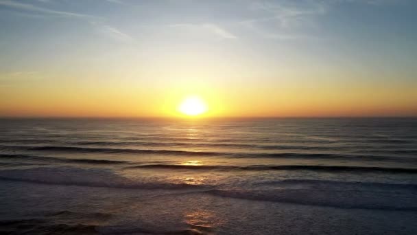 Letecký západ slunce na západním pobřeží v Portugalsku - Záběry, video