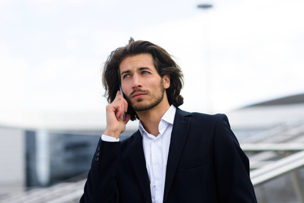 Портрет гарного бізнесмена з телефоном, чашкою кави на вулицях міста
 - Фото, зображення