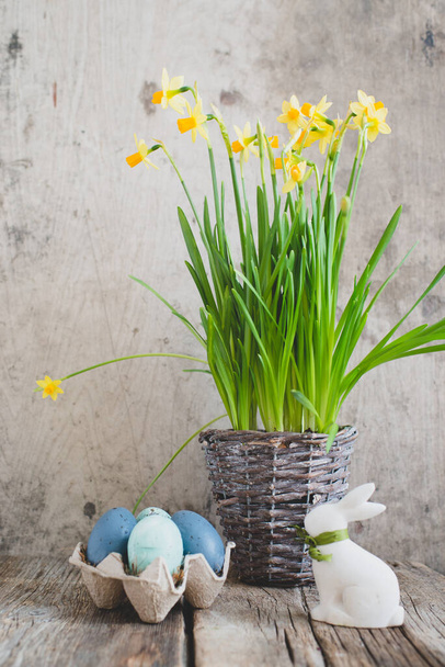 Easter decor with flowers and bunny on a wooden background - Fotografie, Obrázek