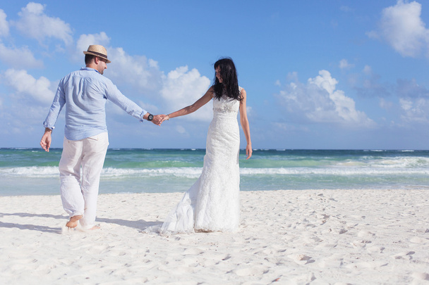 Красива пара на пляжі у весільній сукні
 - Фото, зображення