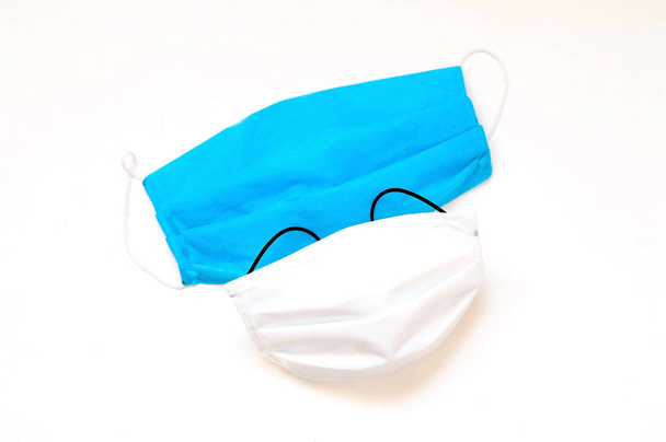 Niebiesko-biała maska medyczna do higieny i ochrony przed koronawirusem. Zbliżenie - Zdjęcie, obraz