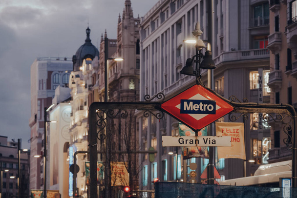 Мадрид, Испания - 26 января 2020 года: указатель метро на станции Gran Via, расположенной под Gran Via и Red de San Luis Plaza в районе Сентро Мадрида, Испания. Селективный фокус
. - Фото, изображение