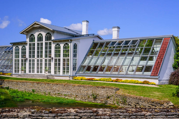 Palmse, Észtország - 2019. július 31.: Észtország városnézés. Üvegház növényekkel Palmse Múzeum - Fotó, kép
