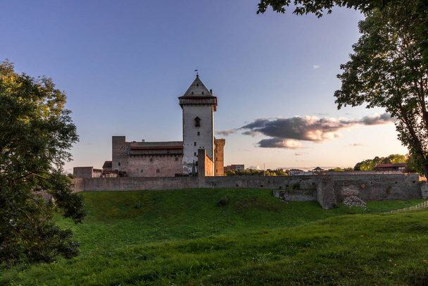Estonia, Narva. Majestic medieval castle on the banks of the river. Border control for travelers. Customs Tourism - Foto, Imagen