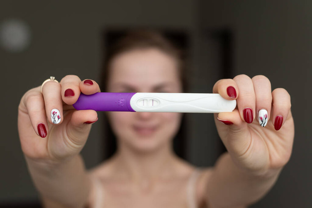 Happy Woman With Pregnancy Test - Foto, afbeelding