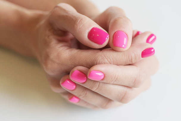 Рожеві цвяхи, красиві жіночі руки
 - Фото, зображення