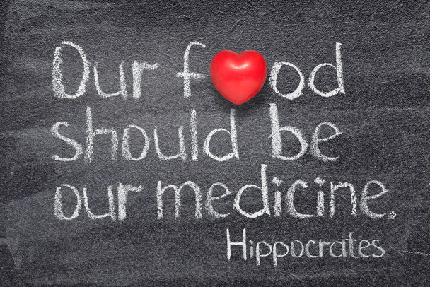 Nasze jedzenie powinno być naszym lekarstwem - starożytny grecki lekarz Hipokrates cytat napisany na tablicy z czerwonym symbolem serca - Zdjęcie, obraz