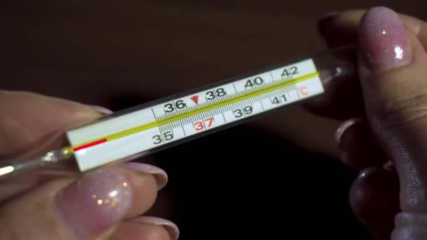 Mercury teploměr pomocí animace ukazuje teplotu 36.6 na ženských rukou během období respiračního onemocnění - Záběry, video