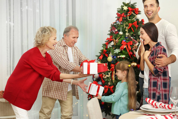 Mutlu aile üyeleri birbirlerine veren Noel hediyeleri - Fotoğraf, Görsel
