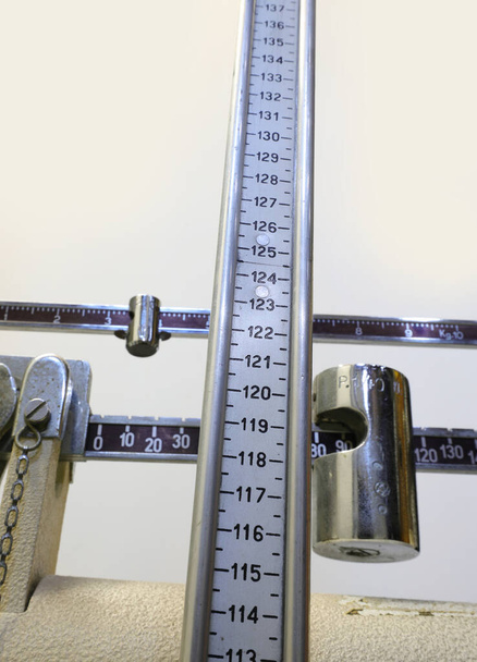 antigua escala de baño con la escala graduada para medir también la altura durante las visitas médicas en la cirugía pediátrica
 - Foto, Imagen