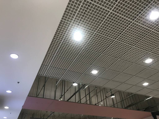 Makro Grid False katto noin kipsi valmis käynnissä joka paljastaa vaaleanpunainen kipsilevy furring kanavat tukee ja kierteitetyt sauva
 - Valokuva, kuva