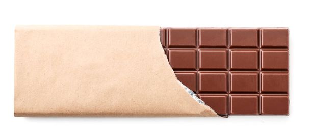 Uma barra de chocolate com leite em um pacote de close-up em um fundo branco isolado. A vista de cima
 - Foto, Imagem