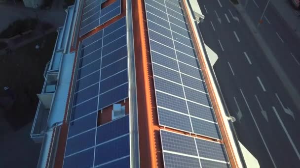 Zonne-energie panelen op de top van residentiële gebouw dak voor de productie van groene ecologische elektriciteit. - Video