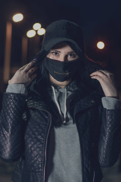 Девушка в черной маске с молнией на улице
 - Фото, изображение