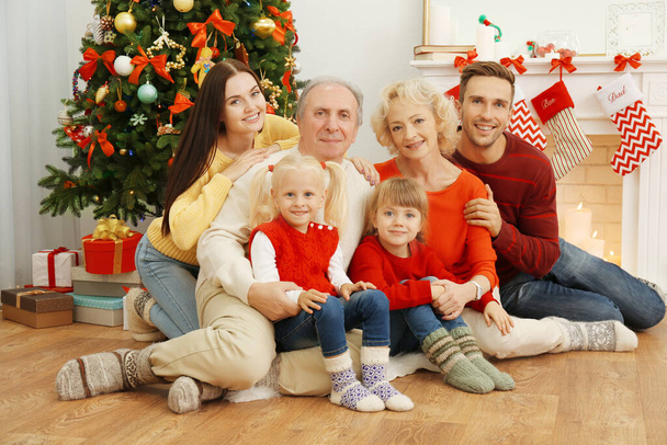 Šťastná rodina sedí v obývacím pokoji zdobené na Vánoce - Fotografie, Obrázek
