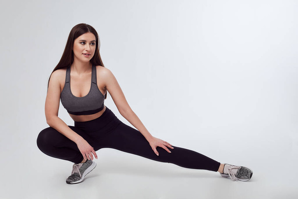 attractive girl athlete does strength exercises - Valokuva, kuva