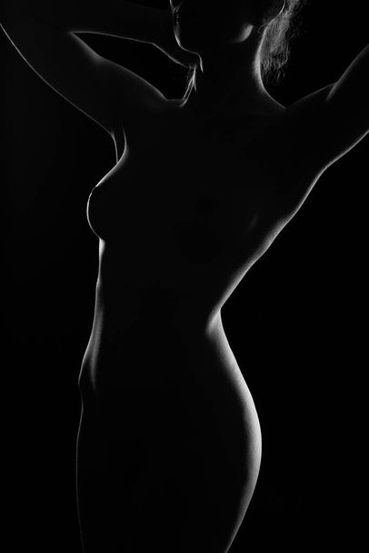 Siyah arkaplandaki kadının kontour-light fotoğrafı - Fotoğraf, Görsel