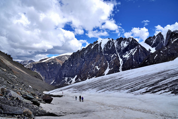 Sunny day on the Aktru glacier in the Altai mountains. - Photo, image