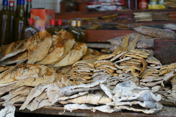 Getrockneter Fisch auf dem Marktplatz in der Straße - Foto, Bild