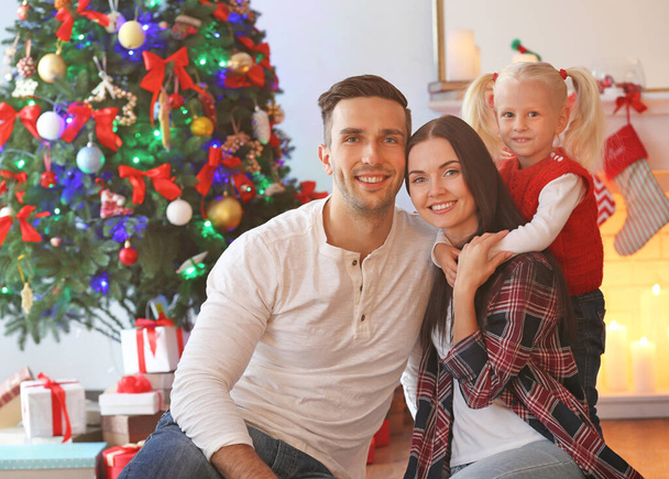 Joyeux famille dans le salon décoré pour Noël
 - Photo, image