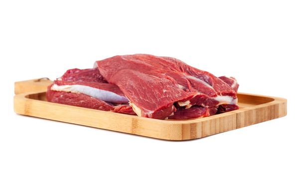 Сире м'ясо на дерев'яній дошці ізольовано на білому тлі, їжа
 - Фото, зображення