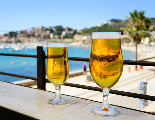 Happy hour met ijskoud bier op een zonnige dag  - Foto, afbeelding