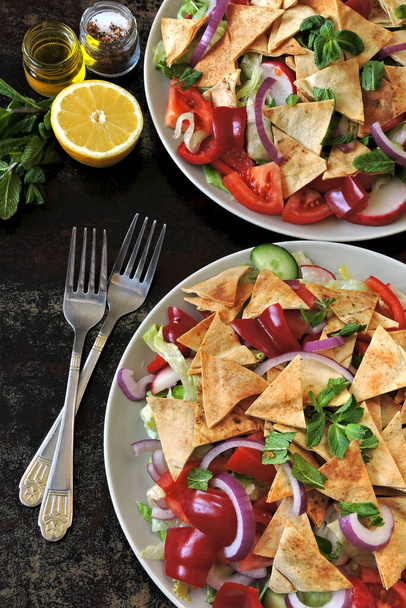 Middle Eastern salad "Fattoush" with vegetables and pita. Bright healthy vegan salad. Middle Eastern cuisine. - Zdjęcie, obraz