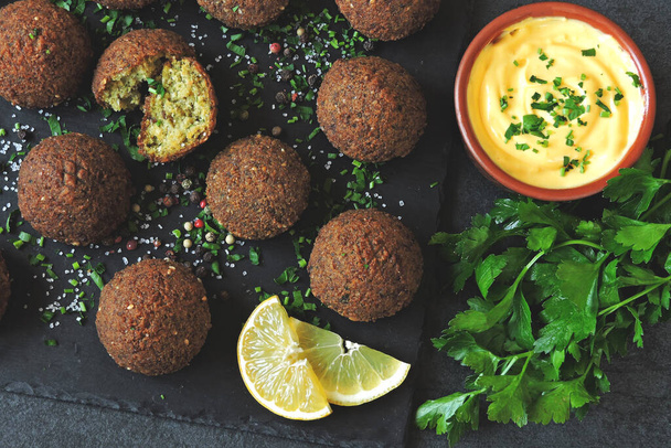 Fresh falafel balls, pita, sauce and herbs. Vegan falafel. Middle Eastern cuisine. - Foto, Bild