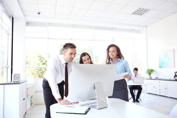 Концепція бізнес-тренінгу. Колеги, які дивляться на монітор комп'ютера в офісі
 - Фото, зображення