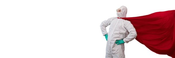 Lékař v kostýmu superhrdiny stojí na obranu proti virové pandemii. - Fotografie, Obrázek