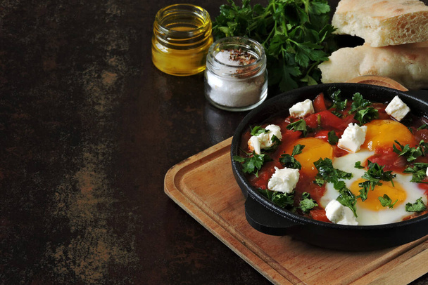 Gebratene Eier mit Gemüse und Schafskäse. Keto Mittagsidee. Keto-Diät. Israelische Eier. - Foto, Bild