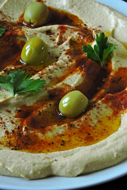 Hummus casero fresco con aceite de oliva y especias. Cocina de Oriente Medio
. - Foto, imagen