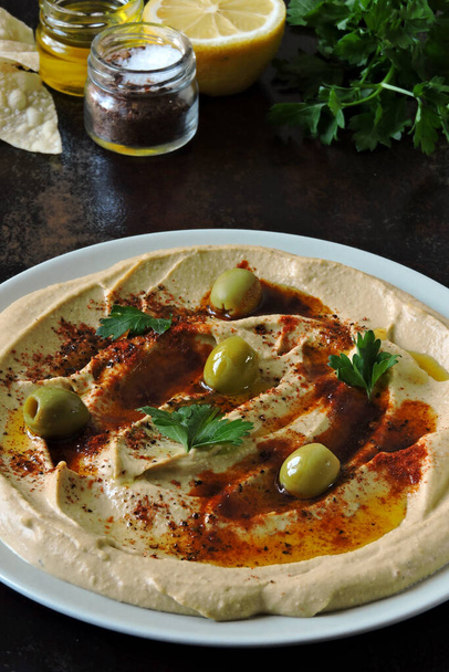 Hummus casero fresco con aceite de oliva y especias. Cocina de Oriente Medio
. - Foto, imagen