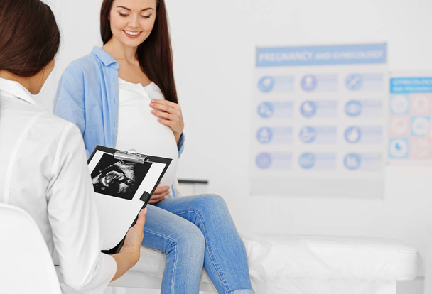 Jovem grávida visitando ginecologista
 - Foto, Imagem