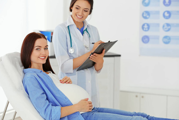 Mujer embarazada joven que visita al médico
 - Foto, Imagen