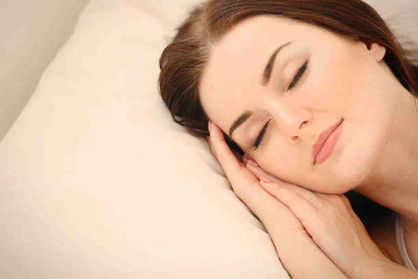 Крупный план молодой привлекательной женщины, спящей в спальне
 - Фото, изображение