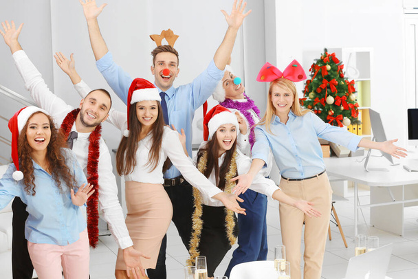 Νέοι άνθρωποι που γιορτάζει τα Χριστούγεννα στο εταιρικό πάρτι στο γραφείο - Φωτογραφία, εικόνα