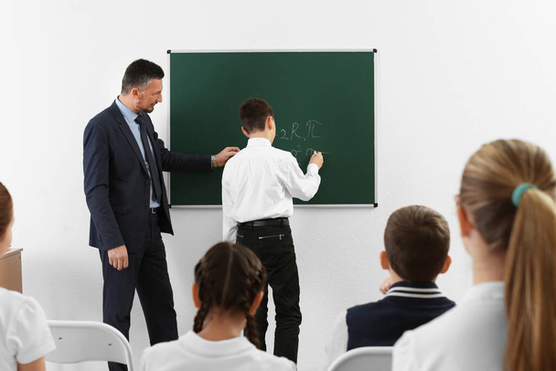 Profesor masculino impartiendo clases en el aula
 - Foto, Imagen