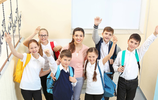 Δασκάλα με παιδιά στο σχολείο διάδρομο κατά τη διάρκεια διάλειμμα τάξη - Φωτογραφία, εικόνα