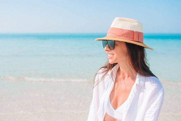 Mujer tendida en la playa disfrutando de vacaciones de verano - Foto, imagen