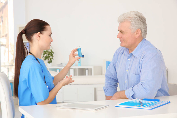 Lääkäri antaa vanhuksille inhalaattori klinikalla
 - Valokuva, kuva