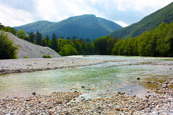 Hermoso río en los Alpes, Eslovenia
 - Foto, imagen