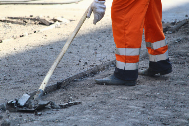 I lavoratori rimuovono la vecchia pavimentazione per la posa di nuovo asfalto. Riparazione stradale - Foto, immagini