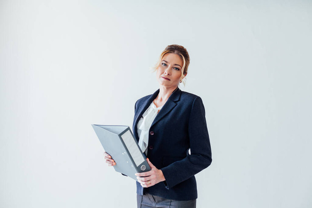 όμορφη γυναίκα επιχειρηματίας ψυχολόγος κατέχει ένα φάκελο για έγγραφα - Φωτογραφία, εικόνα